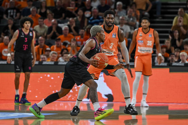 通过与球队 通过与球队